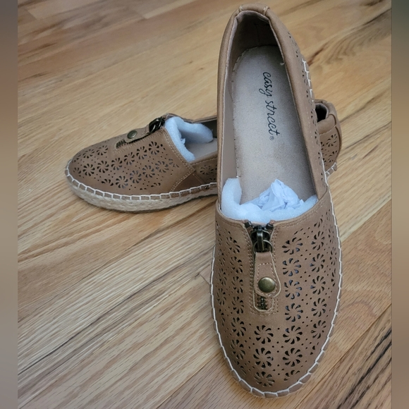 easy street Shoes - NIB!! Easy Street Zenon Women’s Espadrille Slip-On Shoes
